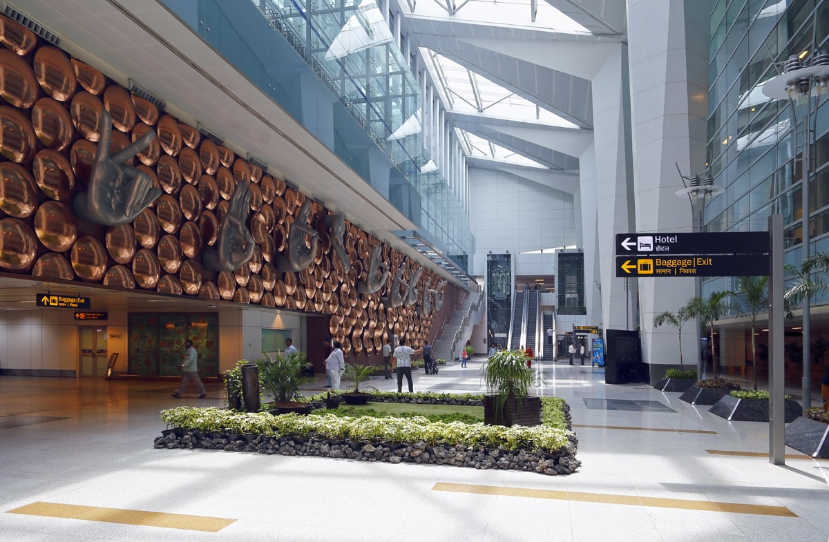 Sân bay có các phòng chờ và khách sạn để hành khách có thể nghỉ ngơi 